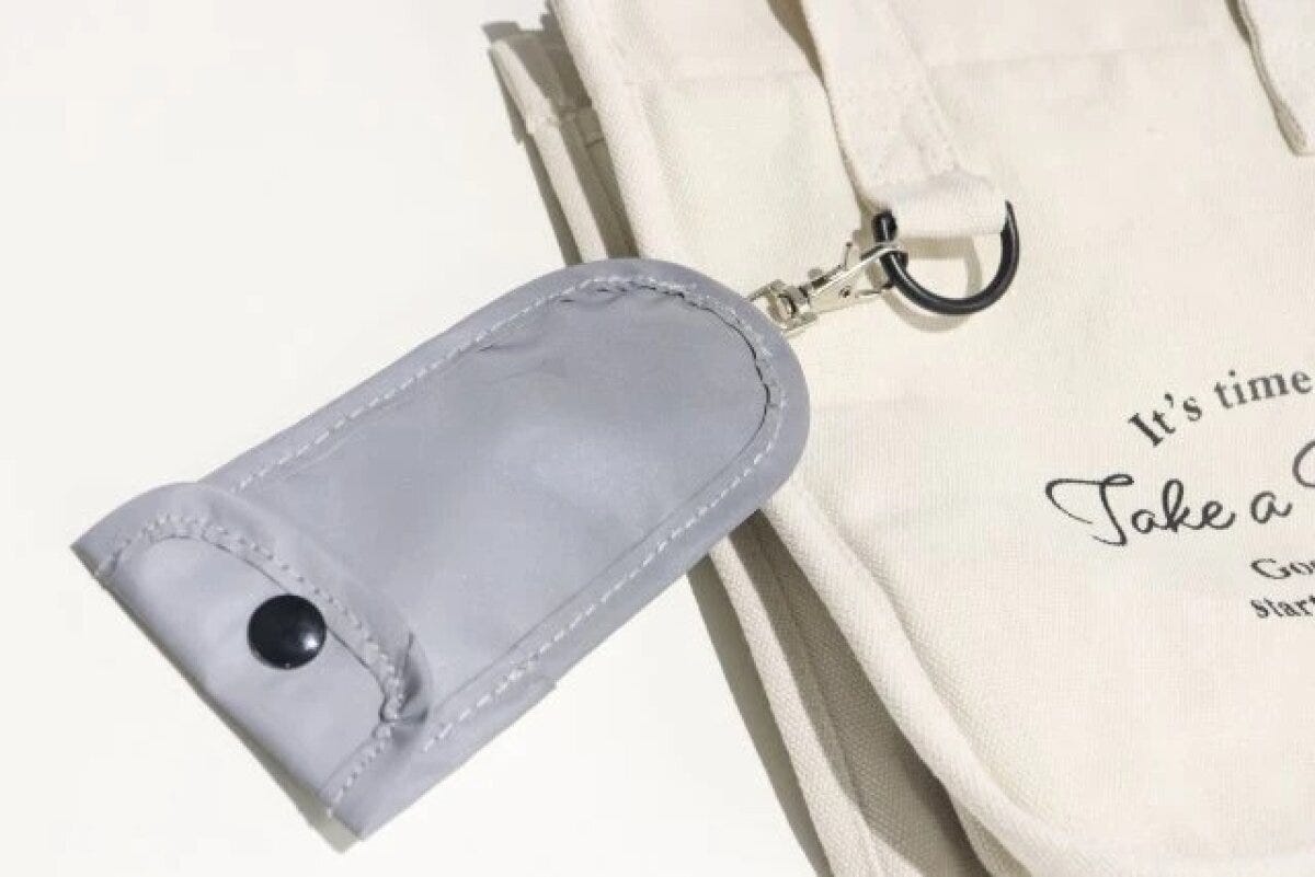 ダイソー　キーポーチ（リール付）