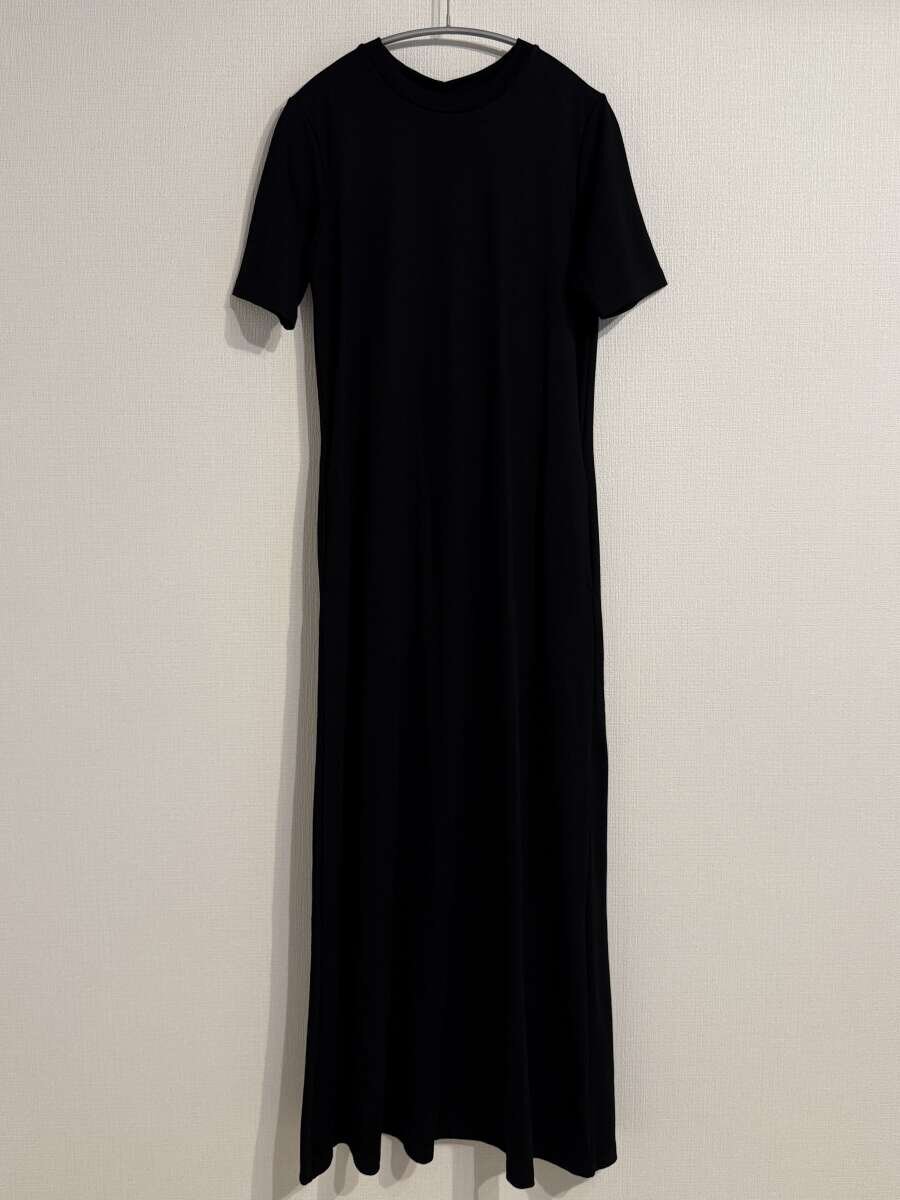 黒いTシャツワンピースがハンガーにかかっている