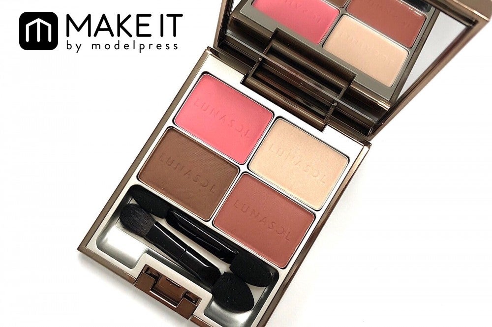 ルナソル／マカロングロウアイズ／01 Cassis／5,000円（税抜） (C)メイクイット