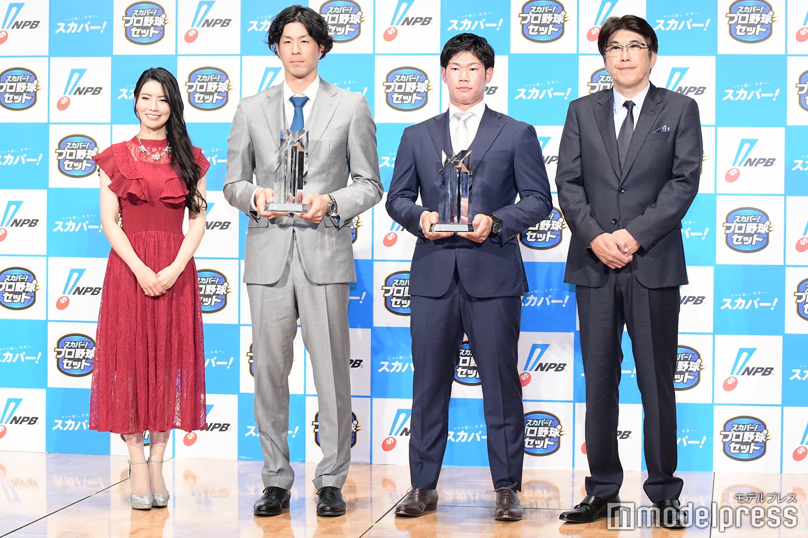 倉持明日香、岡大海選手、坂倉将吾選手、石橋貴明（C）モデルプレス