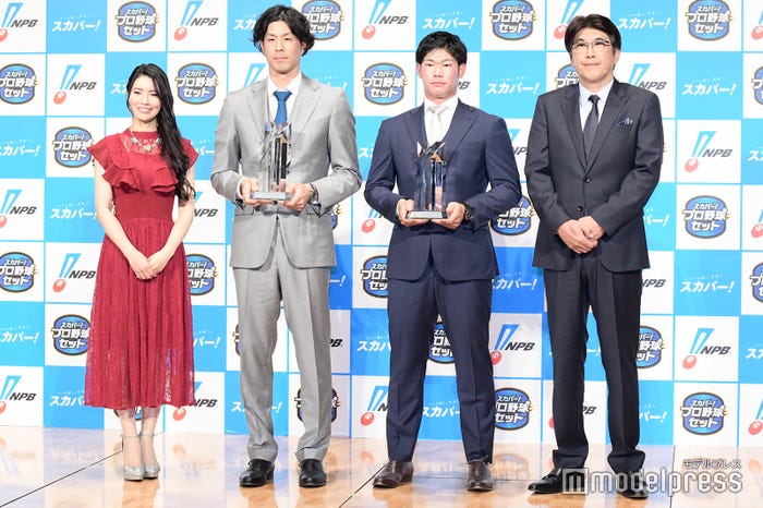 倉持明日香、岡大海選手、坂倉将吾選手、石橋貴明(C)モデルプレス