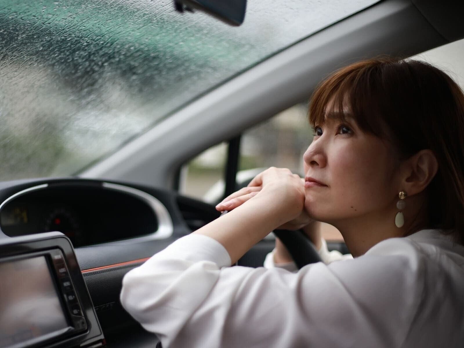 Q. 梅雨シーズンの頭痛やだるさを、自分でケアする方法はありますか？【医師が回答】