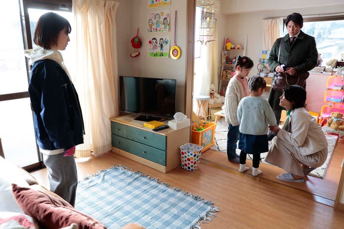 伊藤沙莉、織田裕二ら「シッコウ!!~犬と私と執行官~」第4話より(C)テレビ朝日