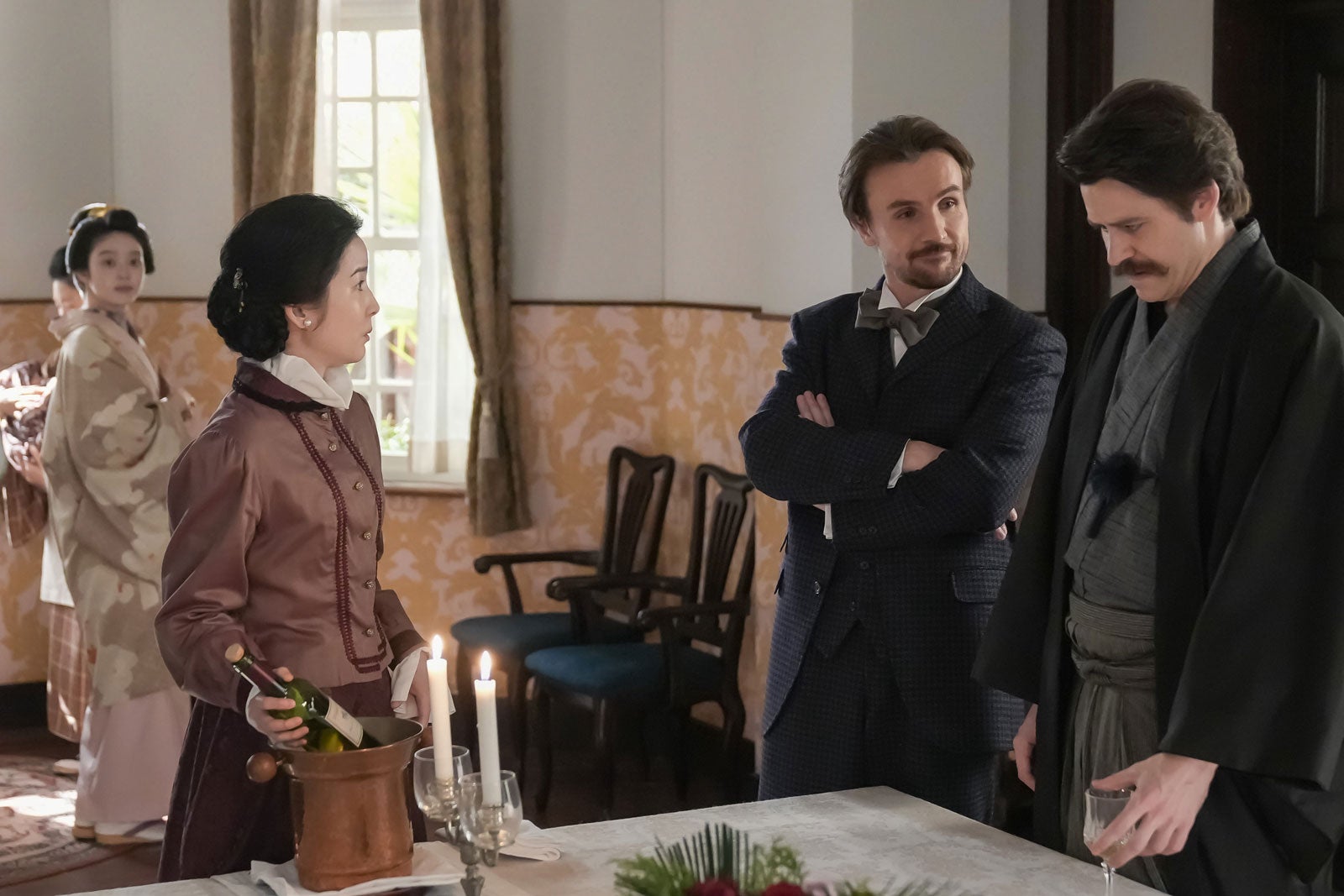 高石あかり、蓮佛美沙子、ジョー・トレメイン、トミー・バストウ「ばけばけ」第111話（C）NHK