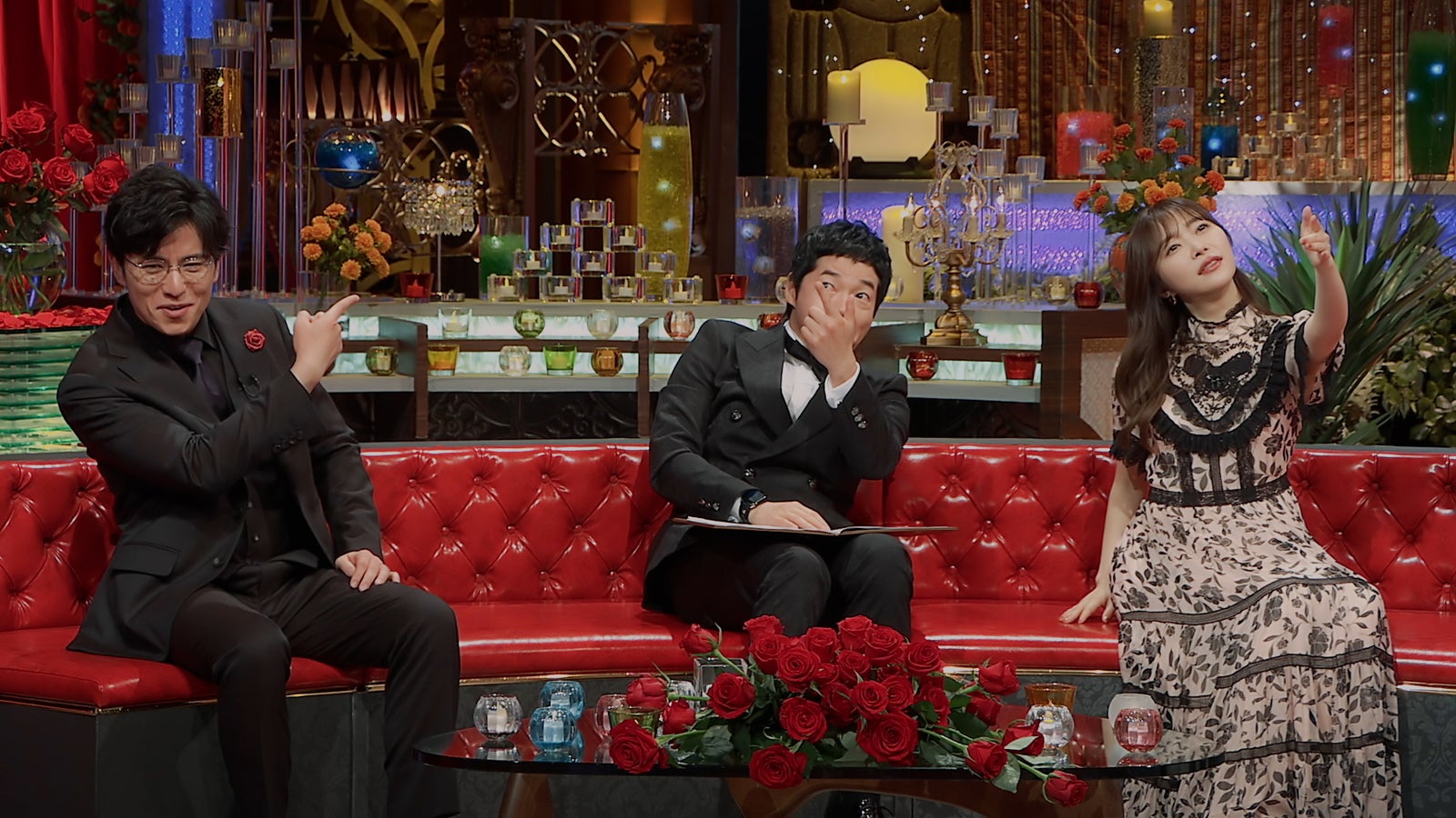 大内悠里に花火を見せたときのバチェラーの様子を再現する藤森慎吾、今田耕司、指原莉乃「バチェラー・ジャパン」シーズン5エピソード10（C）2023 Warner Bros. International Television Production Limited