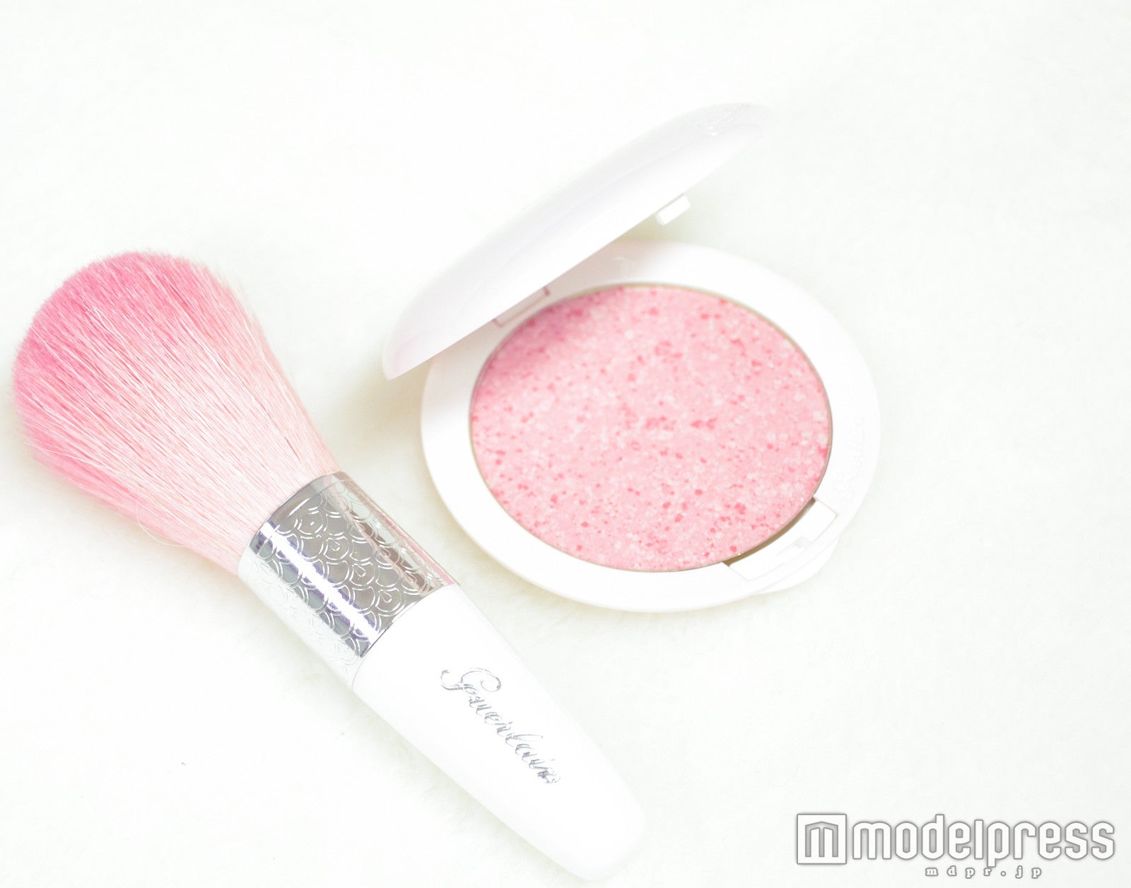ひと塗りで理想の春肌に（右から「メテオリット ブラッシュ ハッピー グロウ」、「メテオリット ブラシ」）（C）モデルプレス