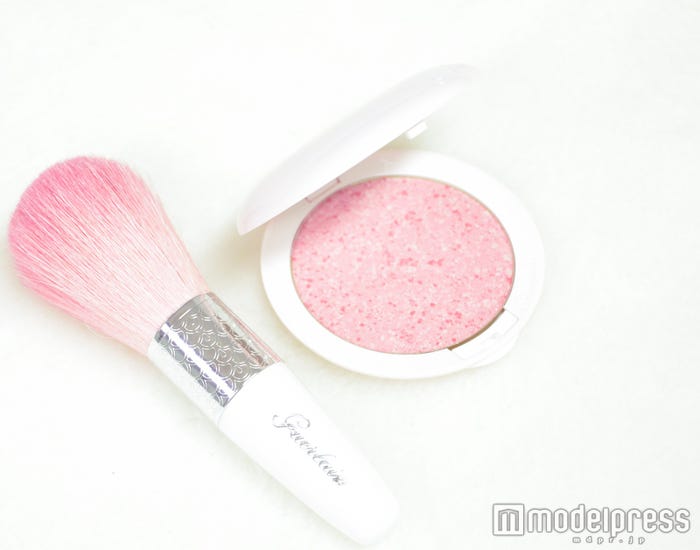 ひと塗りで理想の春肌に(右から「メテオリット ブラッシュ ハッピー グロウ」、「メテオリット ブラシ」)(C)モデルプレス