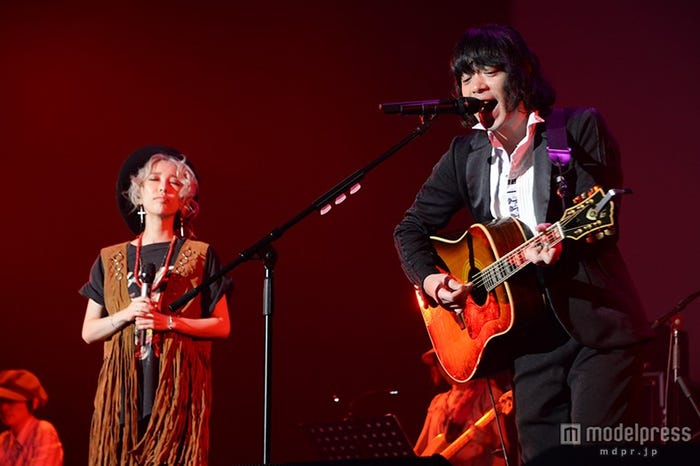 加藤ミリヤ(左)、峯田和伸
