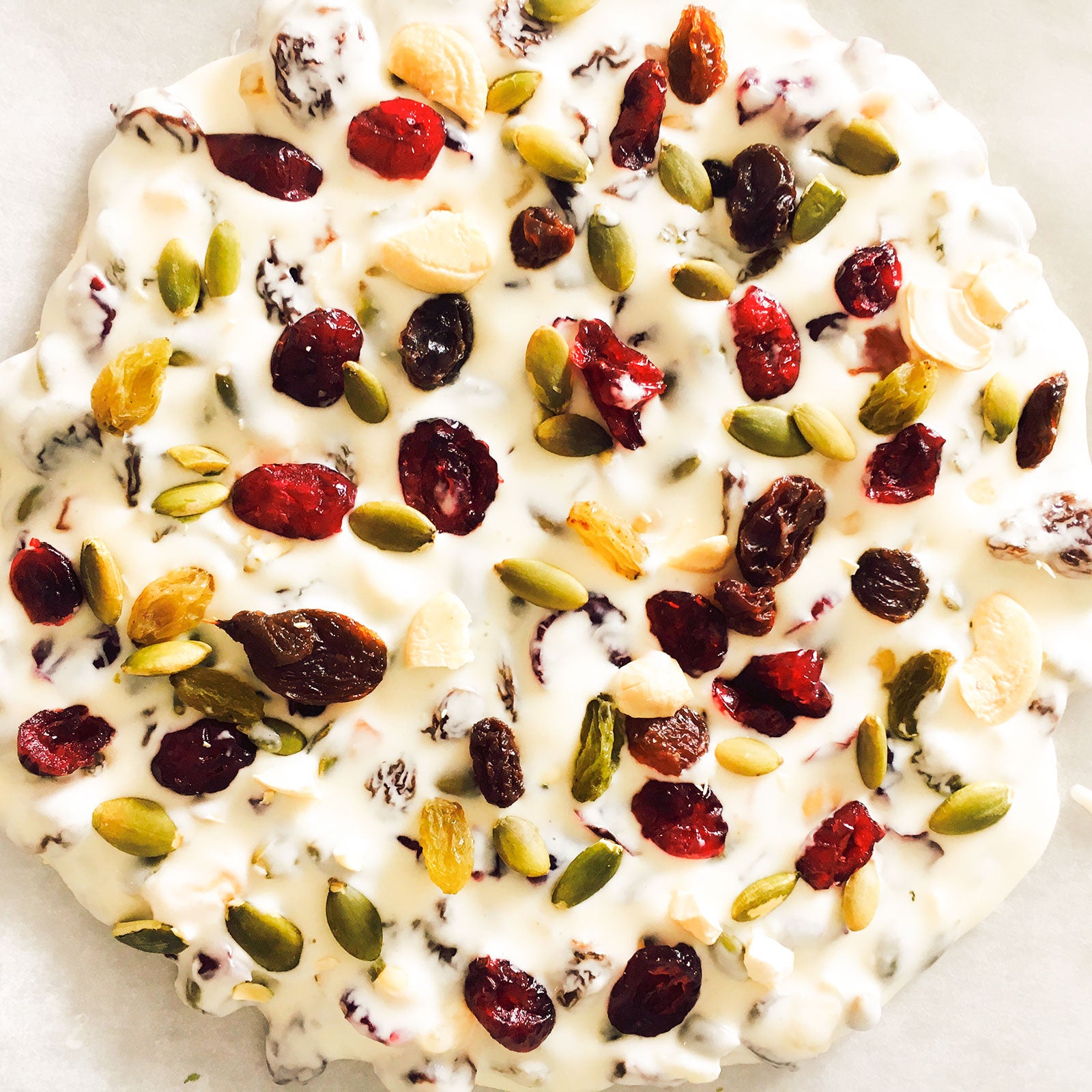 手順5：残りのドライフルーツ、ナッツをのせる／画像提供：柏原歩