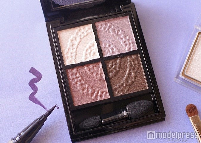 ナチュラルな陰影がつくれるパープルシャドウ／写真・MAKO（C）モデルプレス