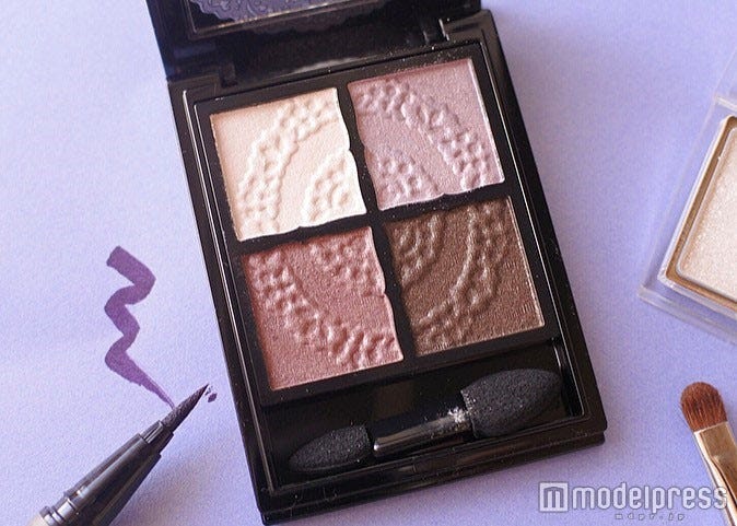 ナチュラルな陰影がつくれるパープルシャドウ/写真・MAKO(C)モデルプレス