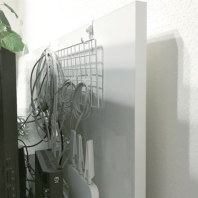 ごちゃごちゃした配線は100均グッズで解決 すっきり整理できるアイデア実例集 モデルプレス ごちゃごちゃした配線は100均グッズで解決 すっきり整理できるアイデア実例集 モデルプレス