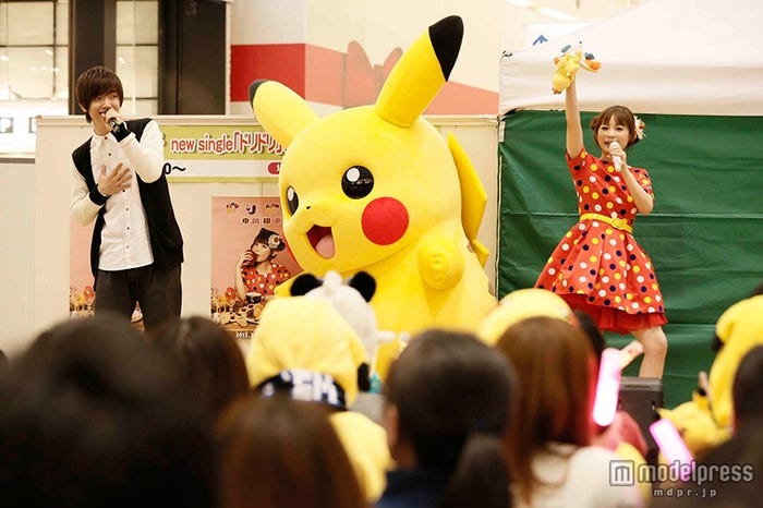 「チームドリドリバンバン」を結成/(左から)佐香智久、ピカチュウ、中川翔子