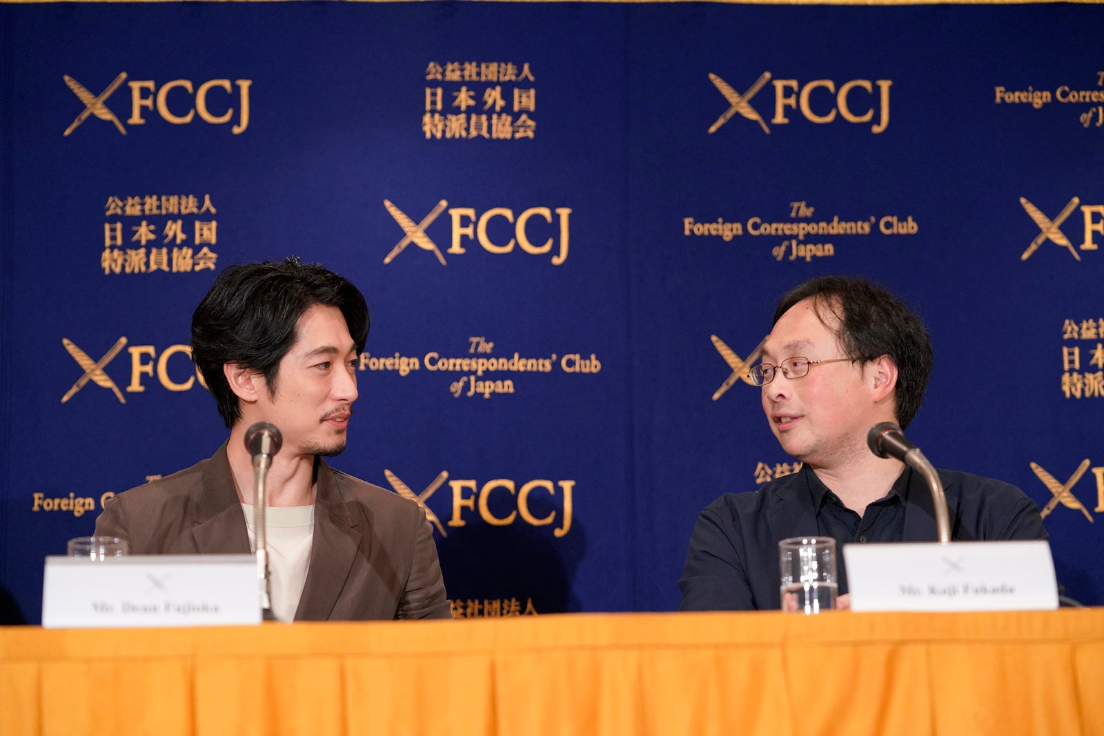 ディーン・フジオカ、深田晃司監督（C）2018“The Man from the Sea”FILM PARTNERS