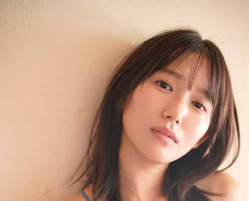 志田音々、美谷間のぞく水着姿でアンニュイな表情<独占カット>