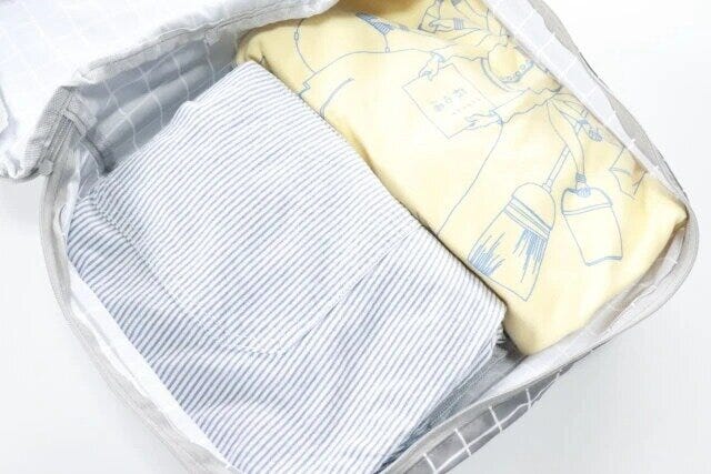 ダイソー　マチありトラベル収納ケース（チェック）　洋服入れる