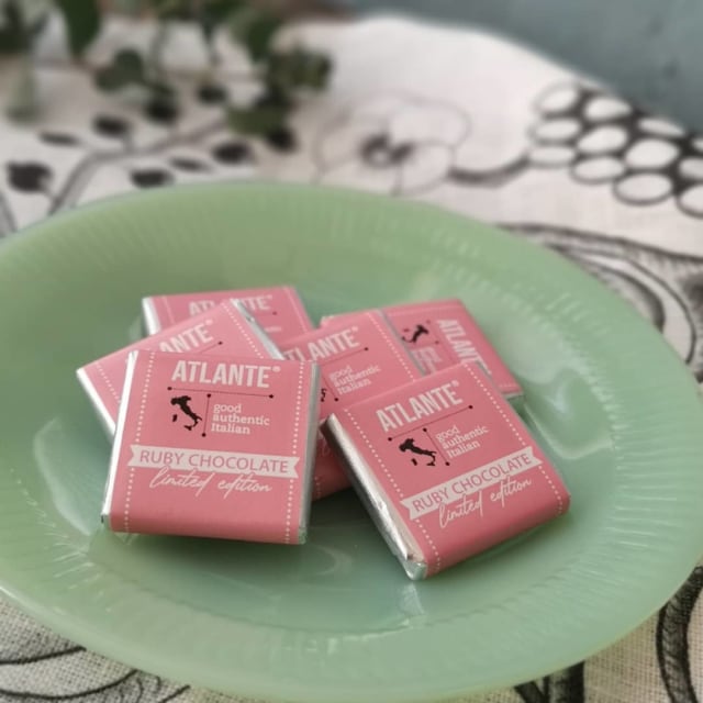 皿に乗せたルビーチョコレート