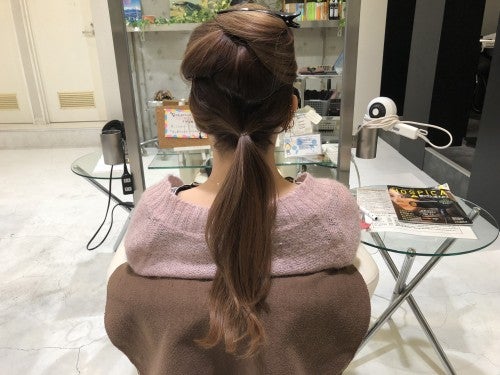 下に分けた毛束を、後頭部下部の頭がくぼんでいるあたりをポイントにしてゴムでくくる