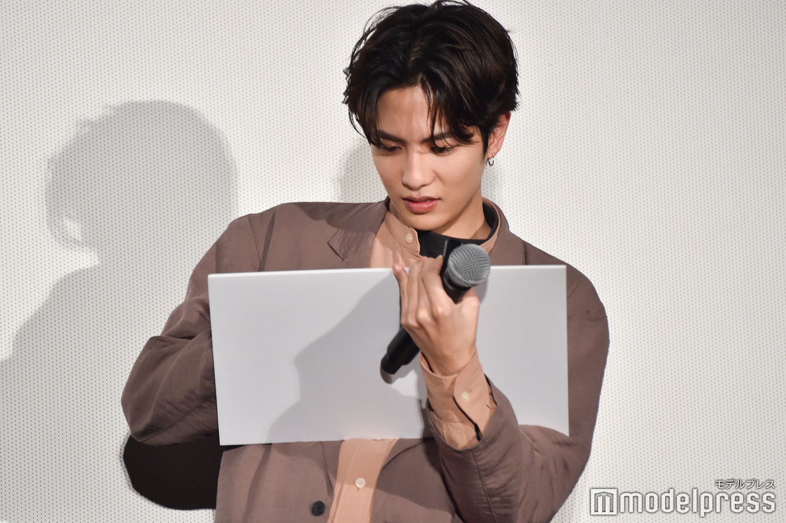 理想のバレンタインシチュエーションを一生懸命書く志尊淳 （C）モデルプレス