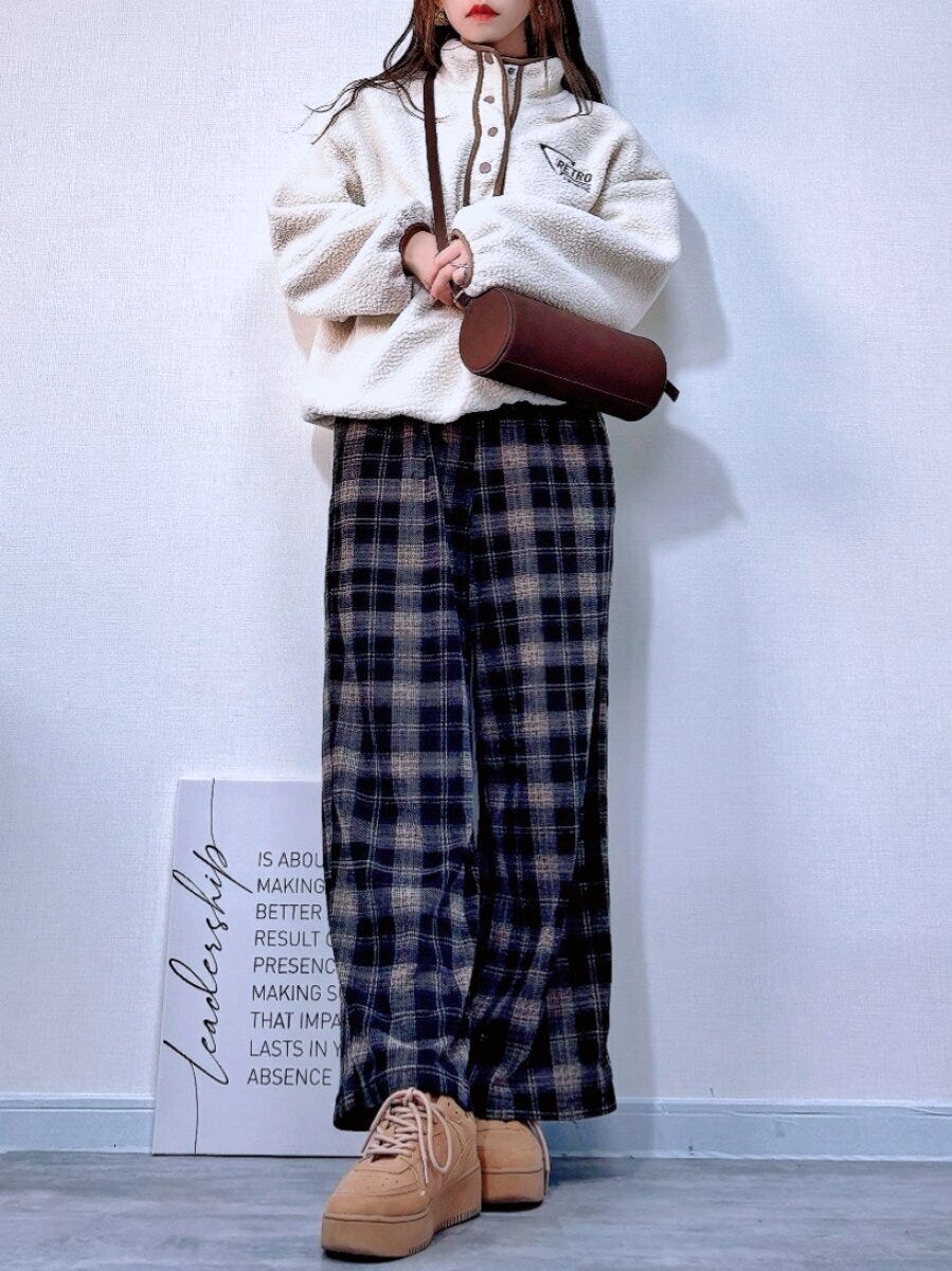 GUシリンダーバッグ　ブラウンと、チェックパンツのツートーンスタイル