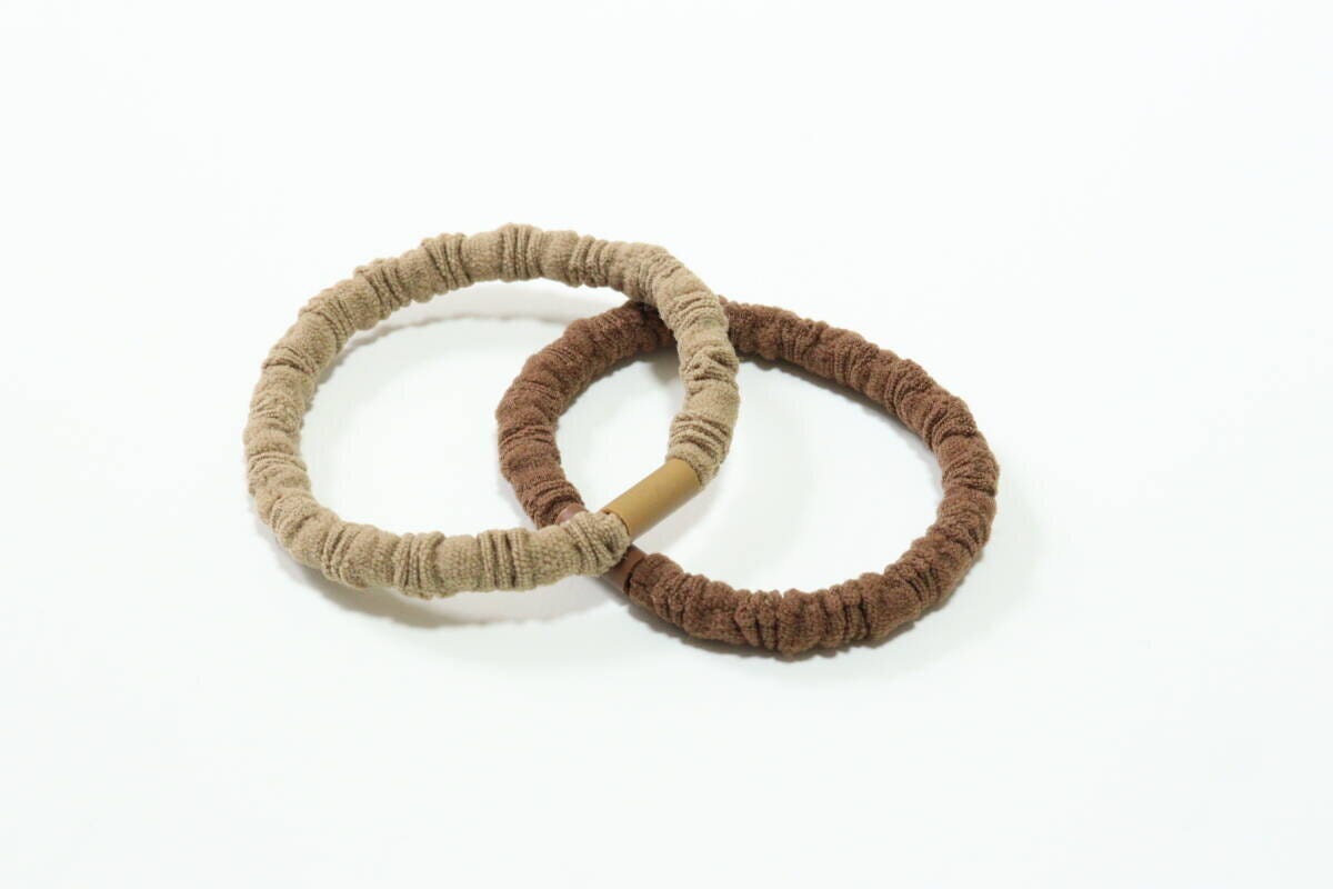 セリア ヘアゴム セリアのくしゅくしゅデザインのヘアゴムは茶系の2本セット