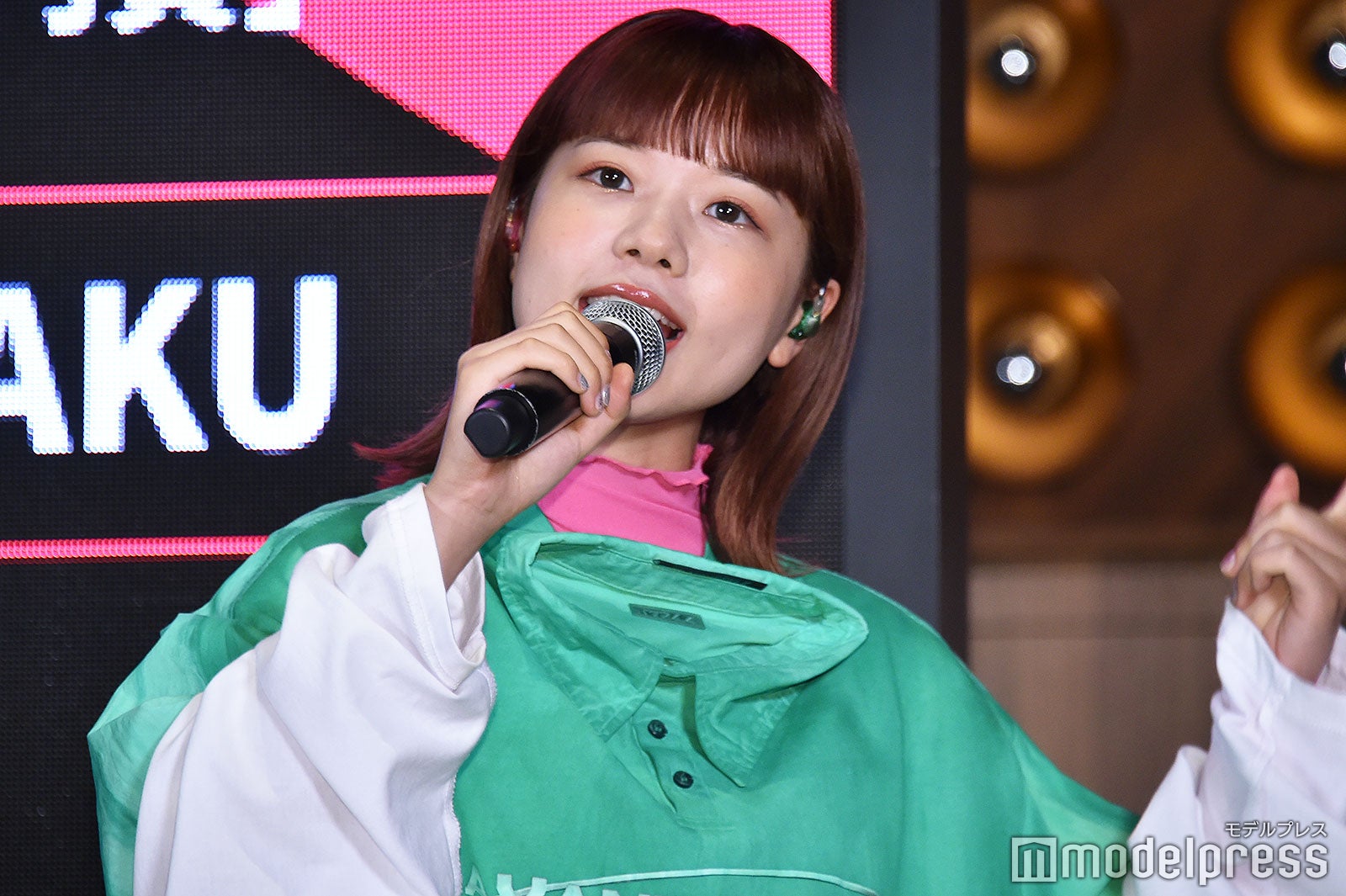 「PAKU」を生披露したasmi（C）モデルプレス