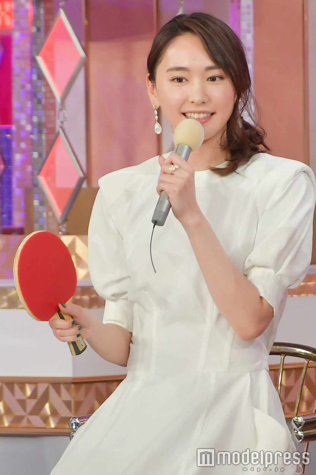 ラケットを持つ新垣結衣 （C）モデルプレス