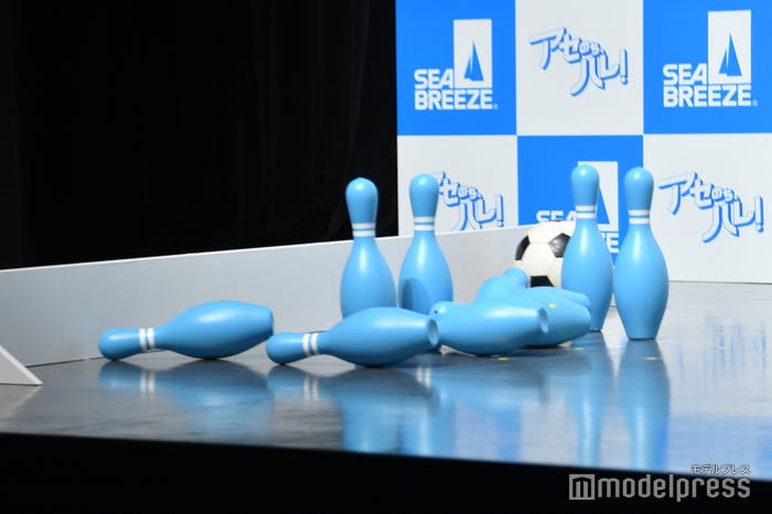 長尾謙杜が蹴ったサッカーボールと倒したピン6本(C)モデルプレス