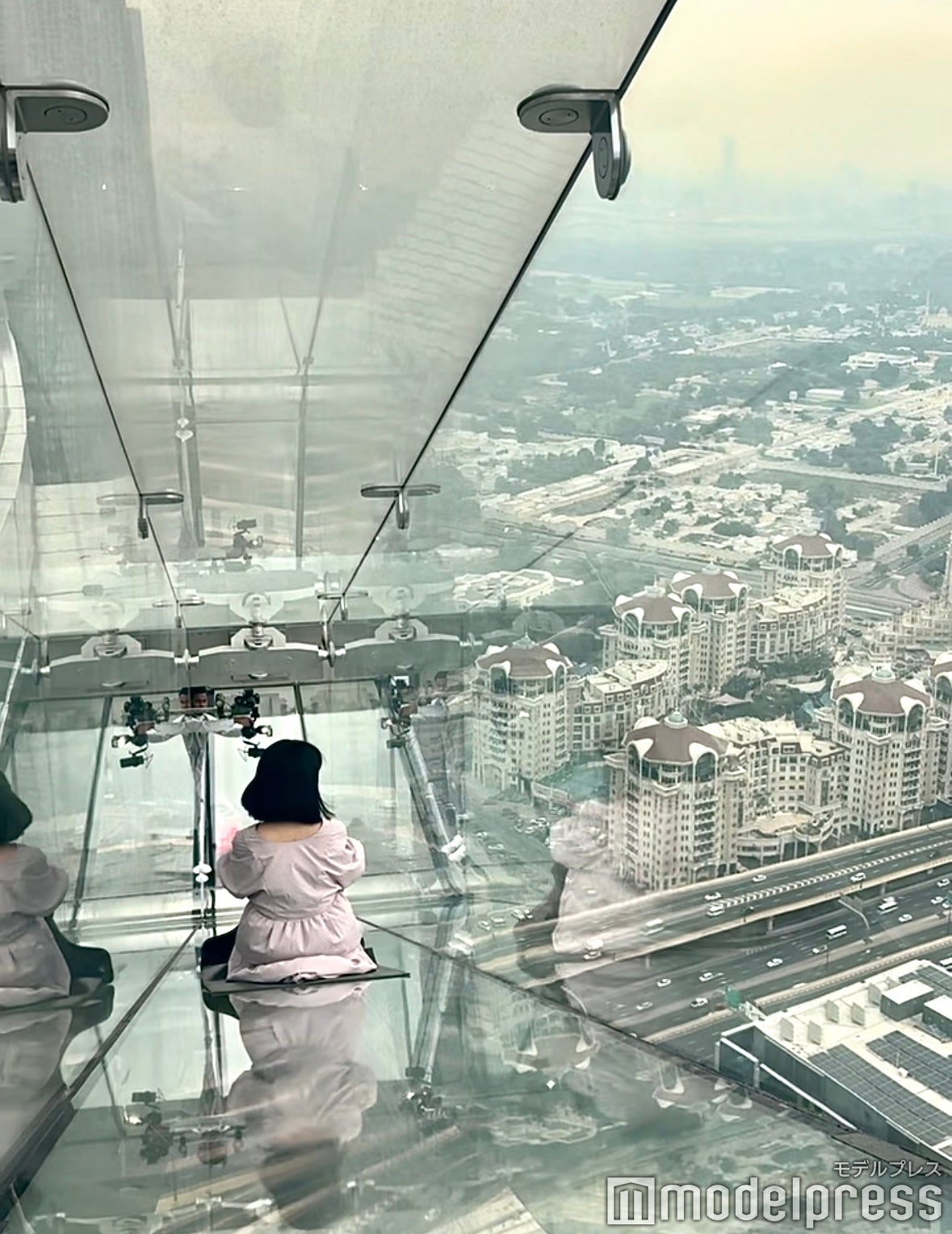 グラス・スライド(C)モデルプレス