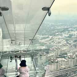 グラス・スライド(C)モデルプレス