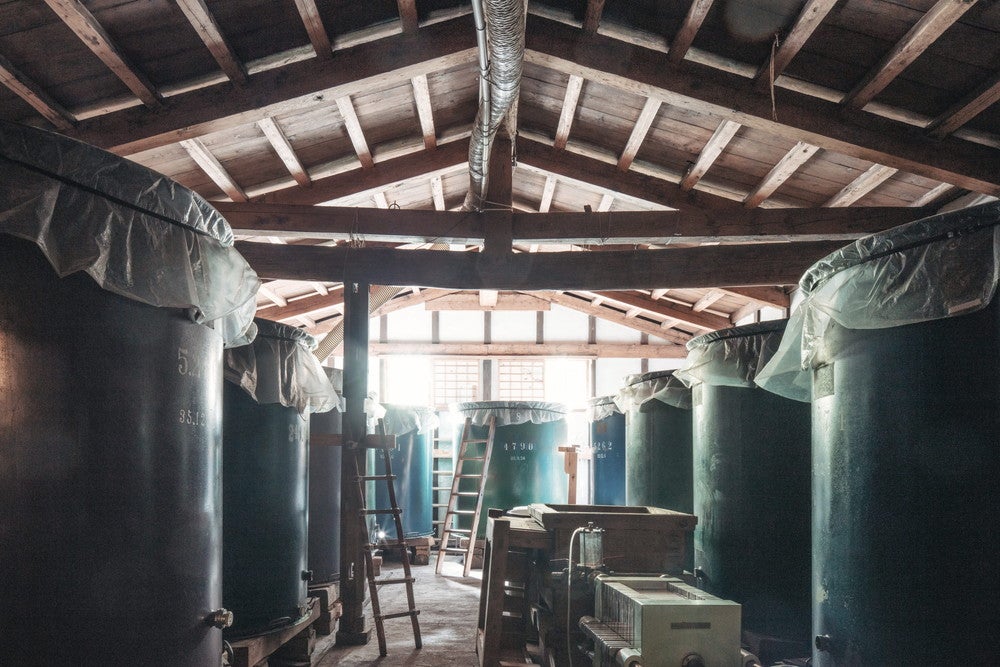 改修前の杉の森酒造の内観／画像提供：Kiraku