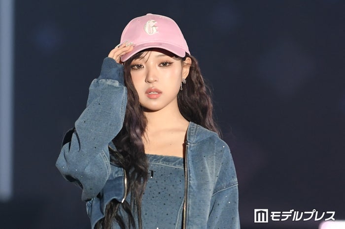 MINAMI、デニムミニワンピで美脚披露 キャップ×スニーカーでスポーティーな装い【サツコレ2026S/S】