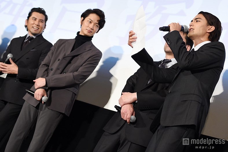 左から：本木雅弘、綾野剛、永瀬匡