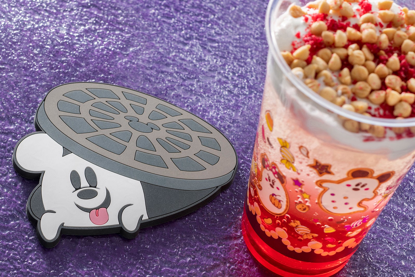 スパークリングゼリードリンク（ライチー＆チーズクリーム）¥500／スーベニアコースター付きはプラス¥500（C）Disney