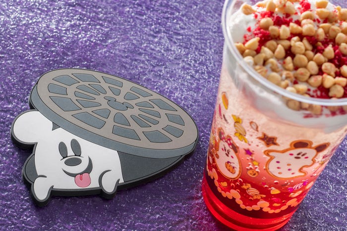 スパークリングゼリードリンク(ライチー&チーズクリーム)¥500/スーベニアコースター付きはプラス¥500(C)Disney