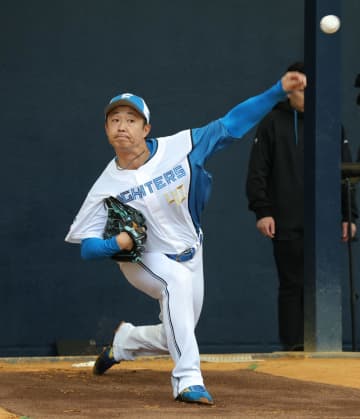 日本ハム加入の島本 初日ブルペン30球 「楽しみにしていた」ユニホーム着用で笑顔