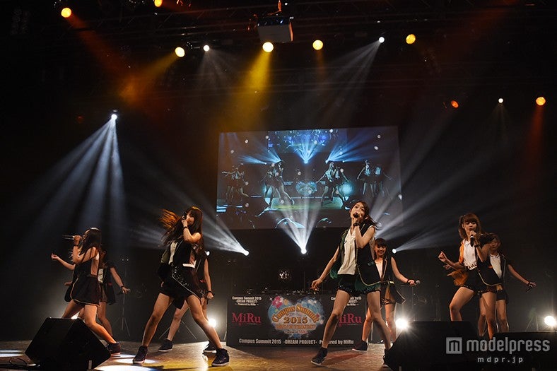 人気沸騰アイドル・GEM、美脚あらわなフレッシュパフォーマンス ハイトーンボイスで会場包む