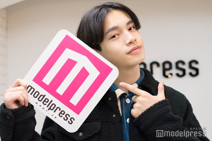 モデルプレスに来社!/鈴木康介 (C)モデルプレス