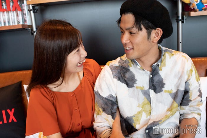 インタビュー中もじゃれあってラブラブだったでっぱりん、じゅんき(C)モデルプレス