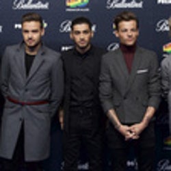 1Dライブ中にリアムがルイを突き飛ばす!? リアムが「ふざけていただけだよ!」とコメント