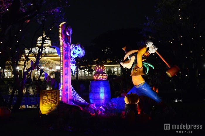 ライトアップされたデコレーション(TDL)