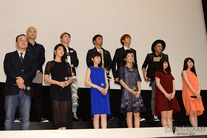 (前列左から)川村泰祐監督、秋月三佳、小芝風花、石井杏奈、小野花梨、上原実矩(後列左から)GENERATIONS from EXILE TRIBEの小森隼、佐野玲於、数原龍友、片寄涼太、中務裕太