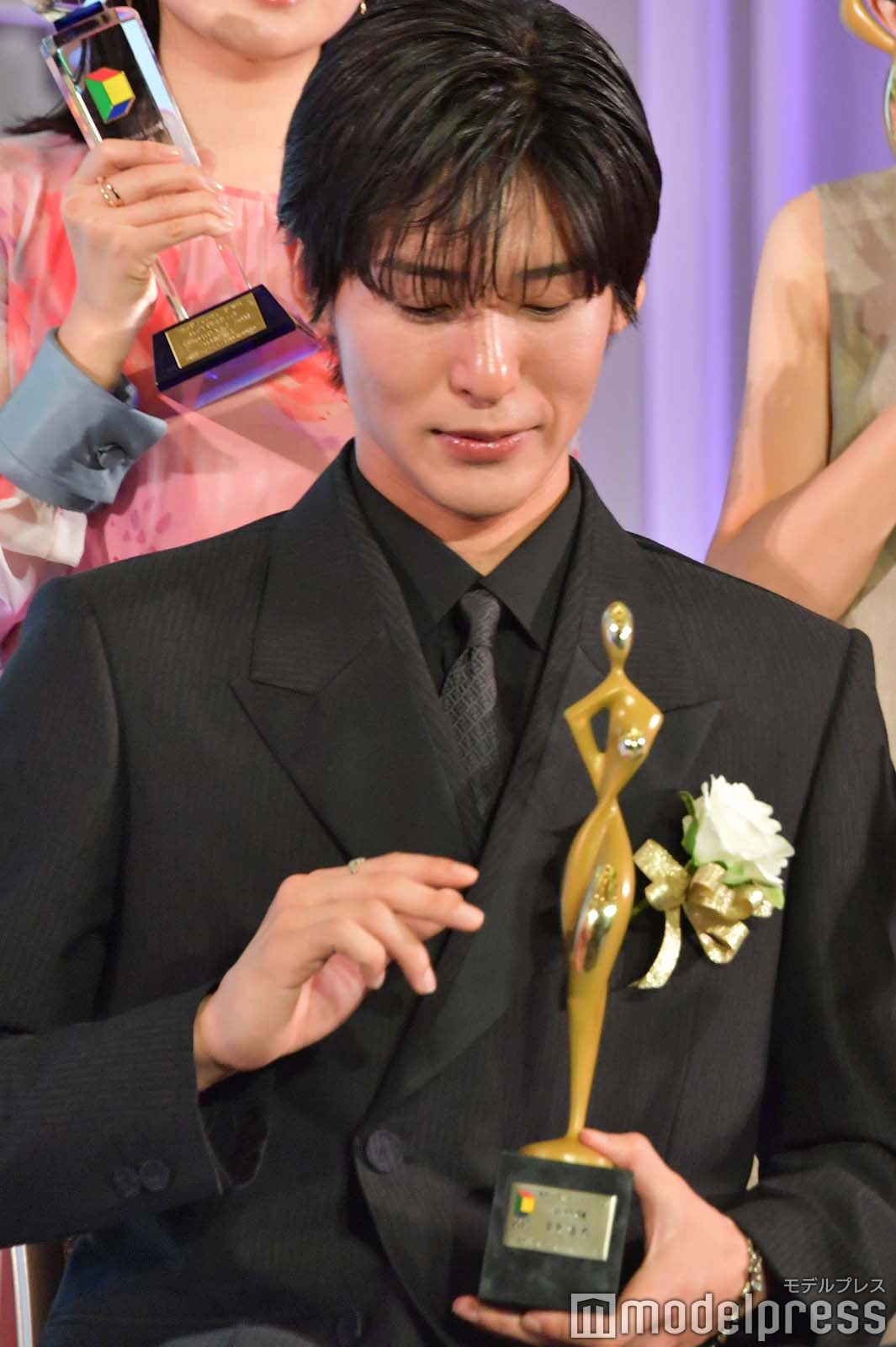 トロフィーが気になる目黒蓮（C）モデルプレス