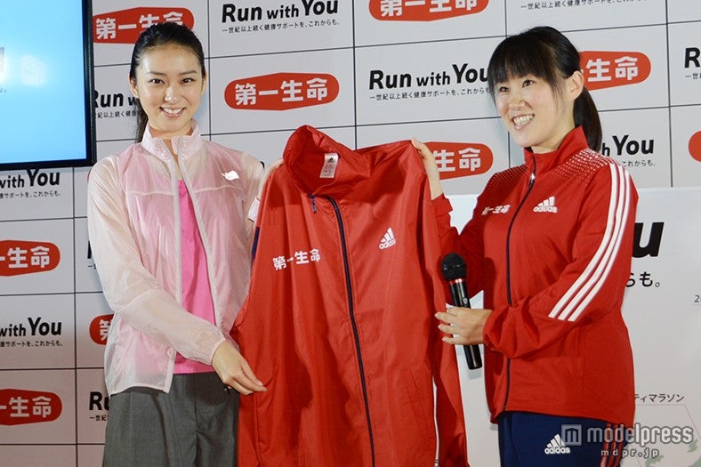 （左から）武井咲、尾崎好美さん