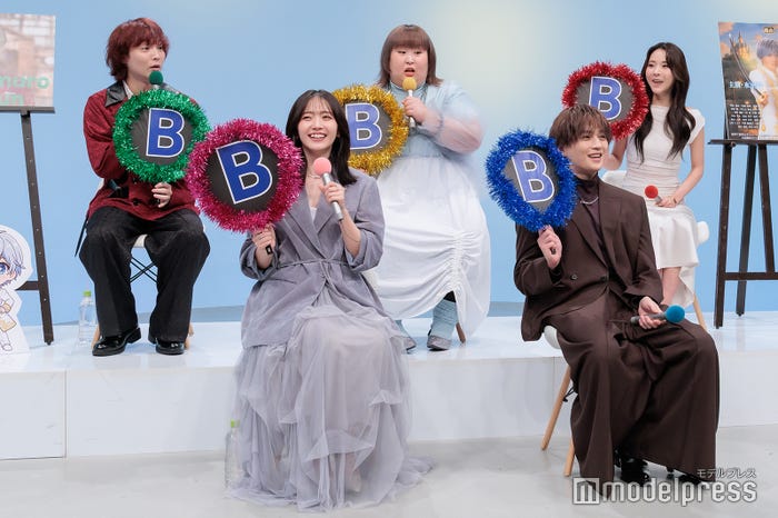 (後列左から)すがちゃん最高No.1、かなで、ミチ(前列)鈴木愛理、八木勇征(C)モデルプレス