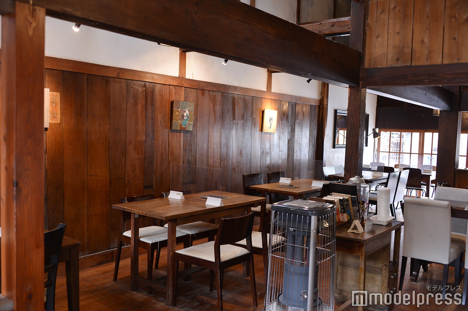 昔の記憶を残す太い梁や柱が特徴的な商家造りの空間（C）モデルプレス