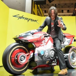 キアヌ・リーヴス、TGS「サイバーパンク2077」ブースをサプライズ訪問!クールなバイクに大興奮