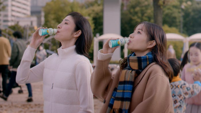 天海祐希、石原さとみ「『キリン おいしい免疫ケア』冬の家族の健康対策」篇(提供写真)