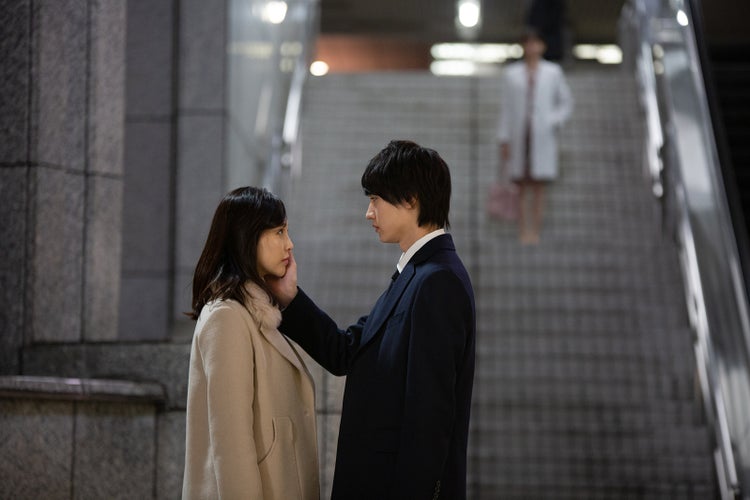 画像7 7 前島香織 トリンドル玲奈 抱き合う東雲遥斗 桜田通 冬木美和 伊藤ゆみ を目撃 パーフェクトクライム 第7話あらすじ モデルプレス