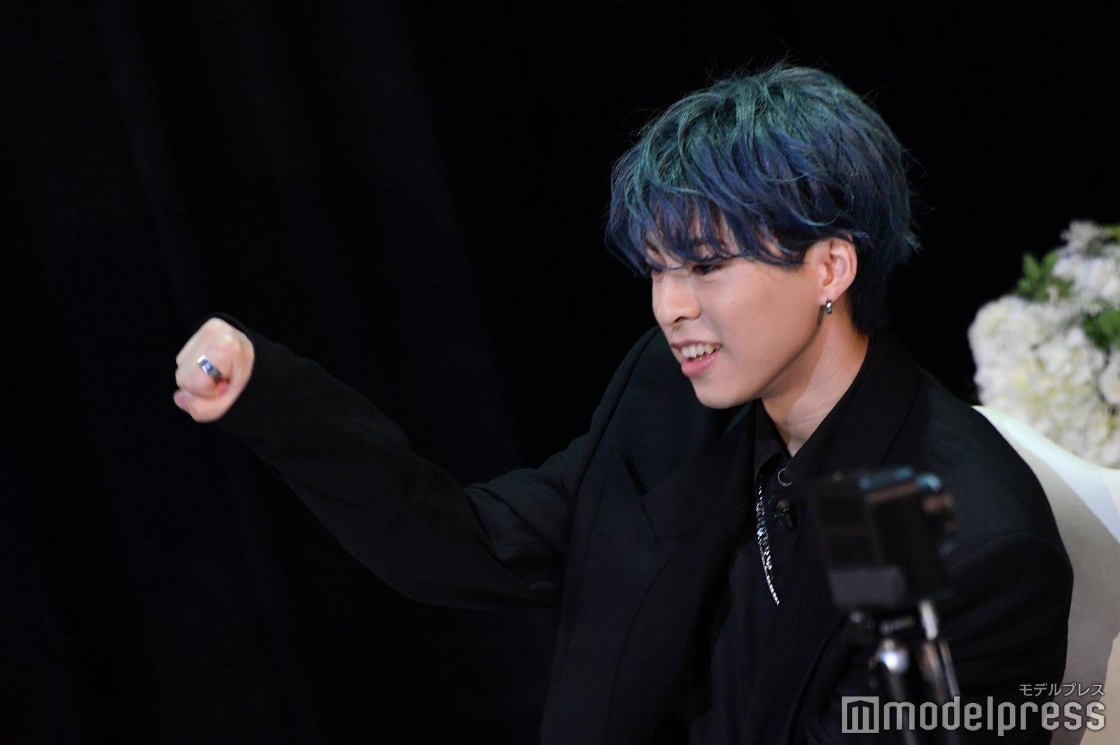 「GYAO!」にて配信された「OWV グループ結成記念生配信特番」より／しゃもじを壊した再現をする佐野文哉（C）モデルプレス